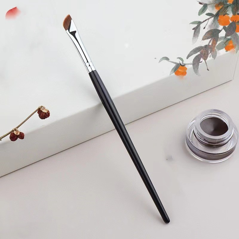 Angled Detail Eyeliner Brush