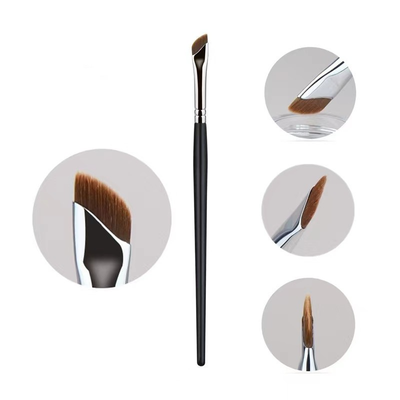 Angled Detail Eyeliner Brush